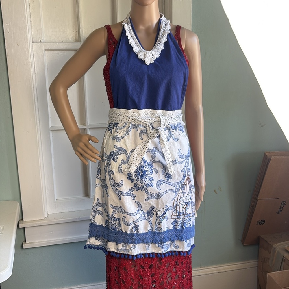 Sur la table Artistic Lace Trimmed Apron with Pockets